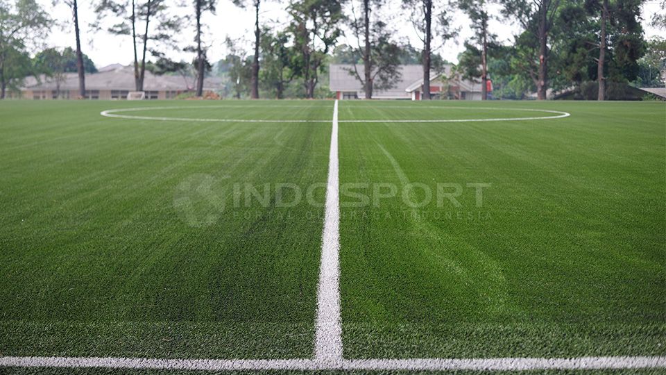 Lapangan rumput sintesis yang dimiliki NYTC. Copyright: © INDOSPORT/ Ratno Prasetyo